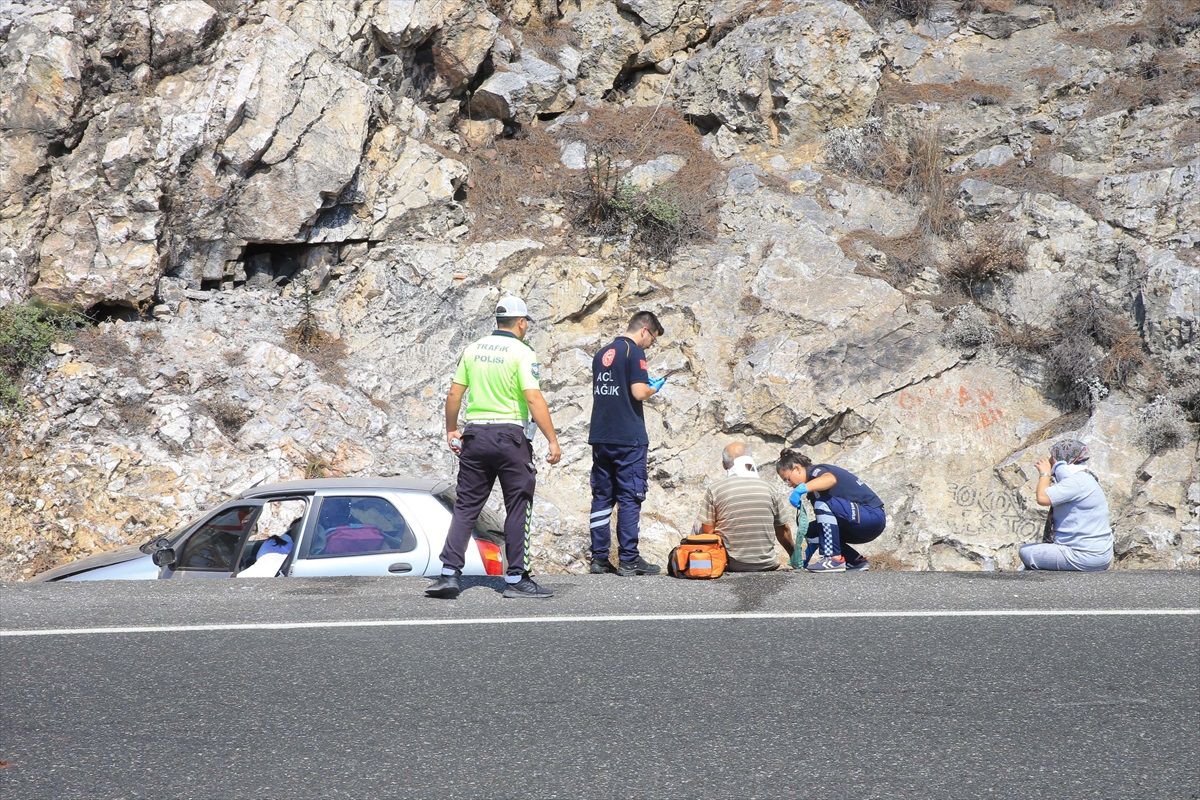 Muğla'da otomobil su kanalına devrildi, 3 kişi yaralandı