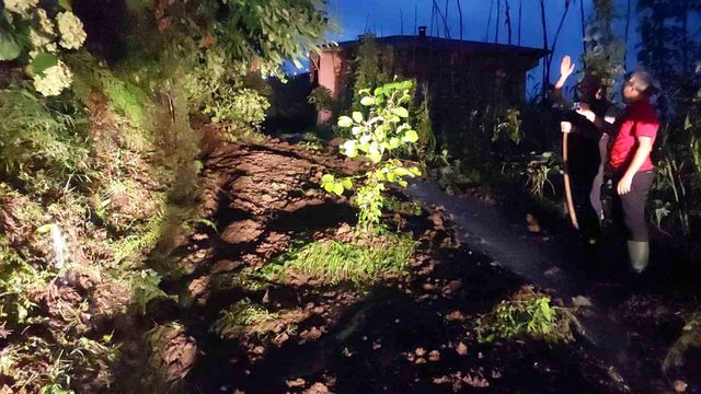 Rize'nin Çayeli ilçesini şiddetli yağış vurdu! 2 bina tahliye edildi