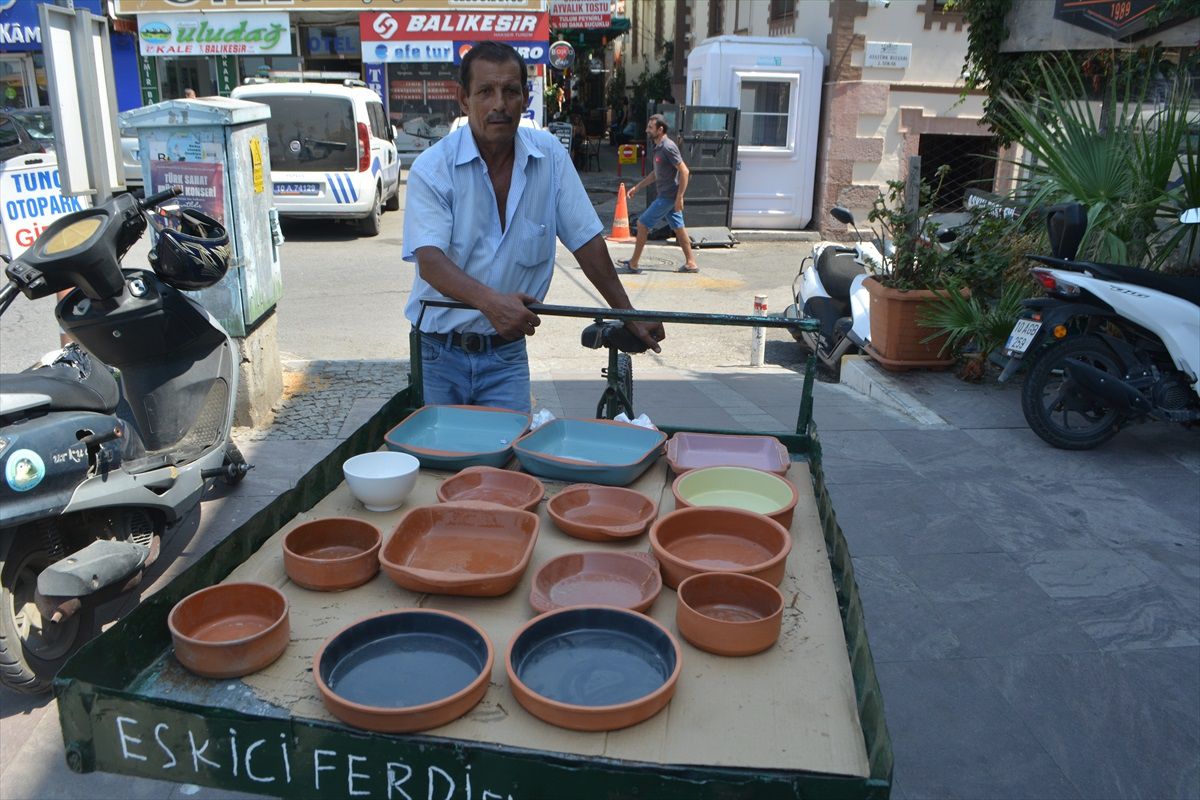 Ayvalık'ta esprili satış yöntemiyle popüler olan seyyar satıcı