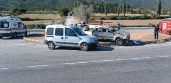 Amasya'da Lastiği Patlayan Otomobilin Kaza Yapması Sonucu 5 Kişi Yaralandı