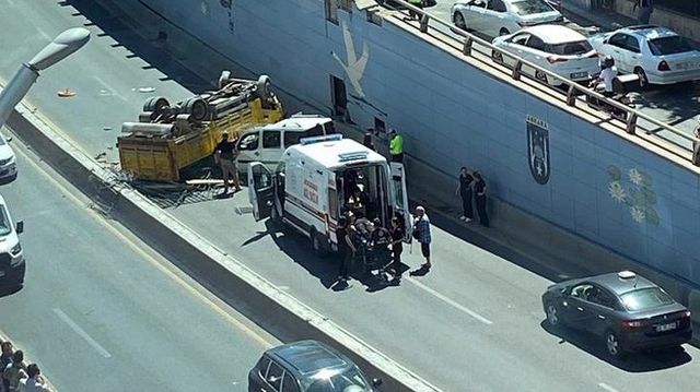 Ankara'da hafriyat kamyonu alt geçide düştü