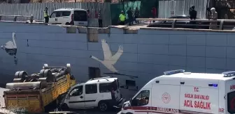 Ankara'da kamyon alt geçitteki hafif ticari aracın üzerine devrildi
