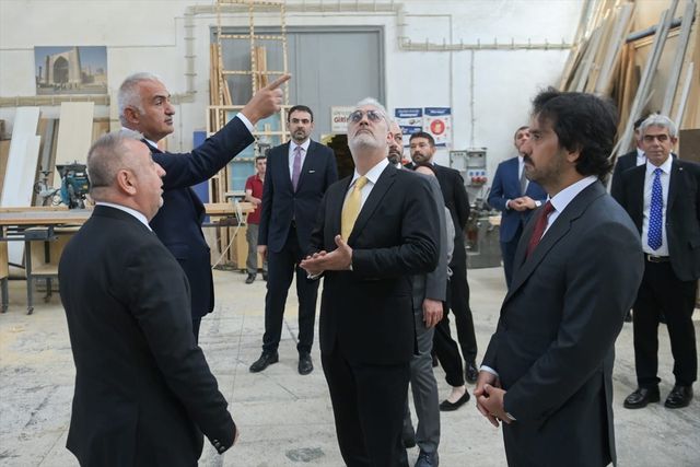 Kültür ve Turizm Bakanı Mehmet Nuri Ersoy, Tamer Karadağlı'nın müdür olduğu Devlet Tiyatroları'nı ziyaret etti