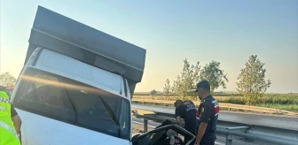 Bursa'da Kamyonet Bariyerlere Çarptı: Sürücü Hayatını Kaybetti