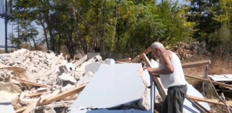 Depremde evleri yıkılan aile, enkazlarından ayrılamıyor