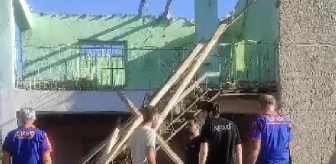 Elazığ'da yıkım sırasında balkon çöktü, 2 işçi yaralandı