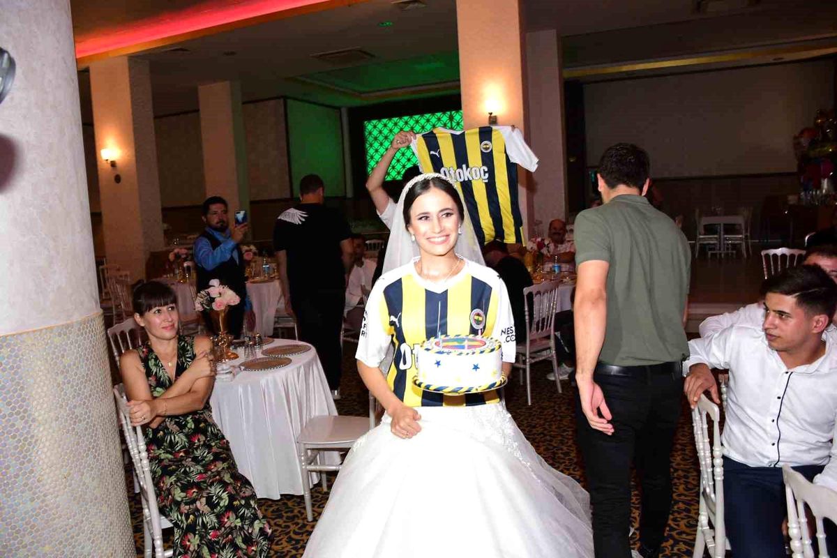 Antalya'da Fenerbahçeli Gelinin Sürpriz Doğum Günü Kutlaması