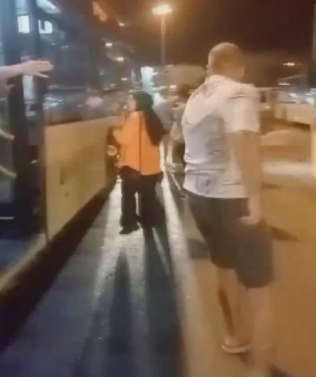 Tartıştığı bebekli kadını tartaklayan adam otobüsten yaka paça atıldı