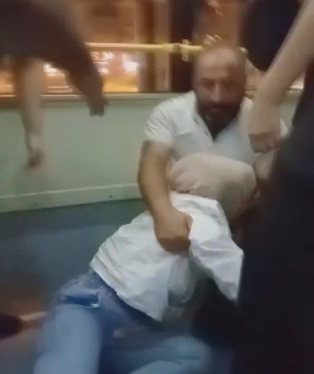 Tartıştığı bebekli kadını tartaklayan adam otobüsten yaka paça atıldı