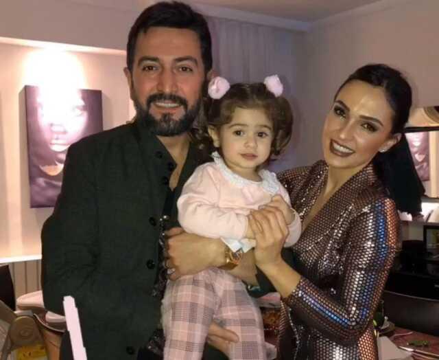 Kızına 25 bin TL maaşla bakıcı bulamaya Ferman Toprak'ın sözleri takipçilerini ikiye böldü Kızına 25 bin TL maaşla bakıcı bulamaya Ferman Toprak'ın sözleri takipçilerini ikiye böldü