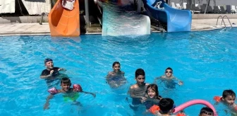 İnhisar Belediye Başkanı Mehmet Kepez, Kur'an kursuna devam eden öğrencilere yüzme havuzunda ikramlarda bulundu