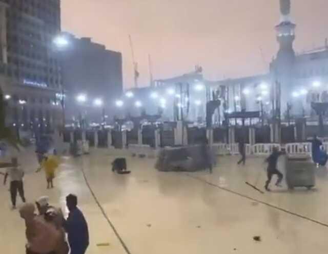 Mekke, şiddetli rüzgar ve sağanağa teslim oldu, o anlar saniye saniye kaydedildi Mekke, şiddetli rüzgar ve sağanağa teslim oldu, o anlar saniye saniye kaydedildi