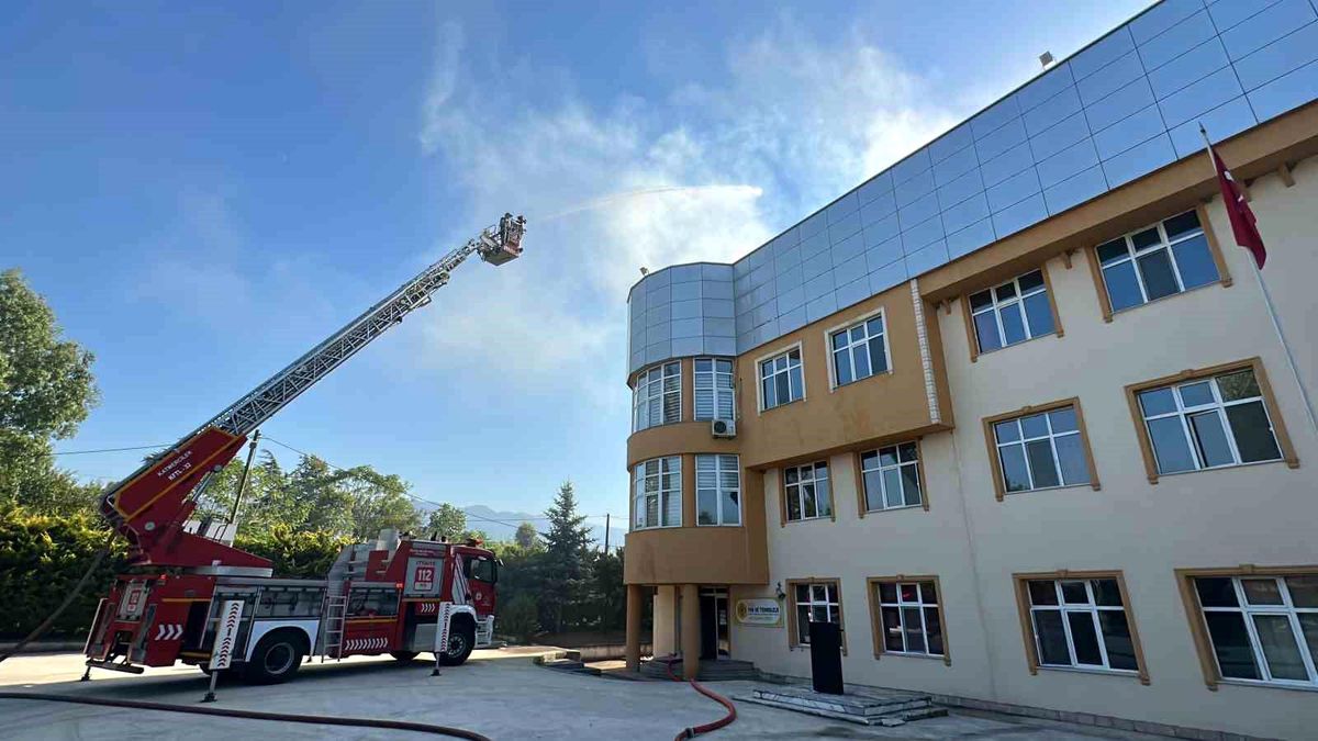 Düzce Fen ve Teknoloji Hafız Anadolu İmam Hatip Lisesi'nde Yangın Çıktı