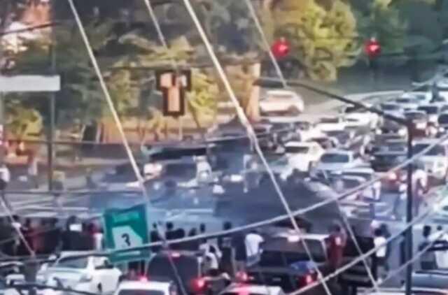 Polisten kaçan araç sürücüsü aracı ile kalabalığa daldı Polisten kaçan araç sürücüsü aracı ile kalabalığa daldı