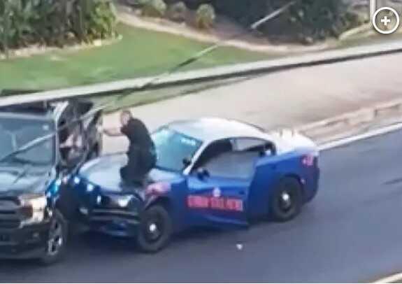 Polisten kaçan araç sürücüsü aracı ile kalabalığa daldı Polisten kaçan araç sürücüsü aracı ile kalabalığa daldı