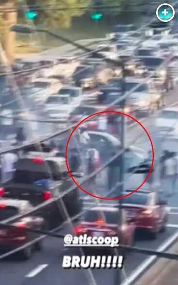 Polisten kaçan araç sürücüsü aracı ile kalabalığa daldı Polisten kaçan araç sürücüsü aracı ile kalabalığa daldı