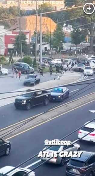 Polisten kaçan araç sürücüsü aracı ile kalabalığa daldı Polisten kaçan araç sürücüsü aracı ile kalabalığa daldı