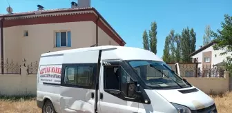 Sivas'ın Şarkışla ilçesinde kamyonet ile otomobilin çarpışması sonucu 3 kişi yaralandı