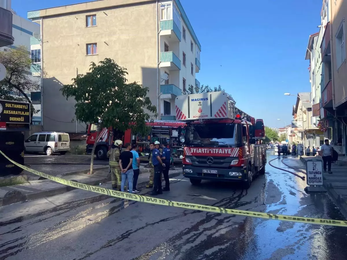Sultanbeyli'de İki Katlı Binada Yangın Çıktı