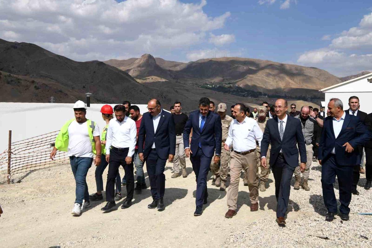 Hakkari Valisi Ali Çelik, çöp sorununu çözeceklerini açıkladı