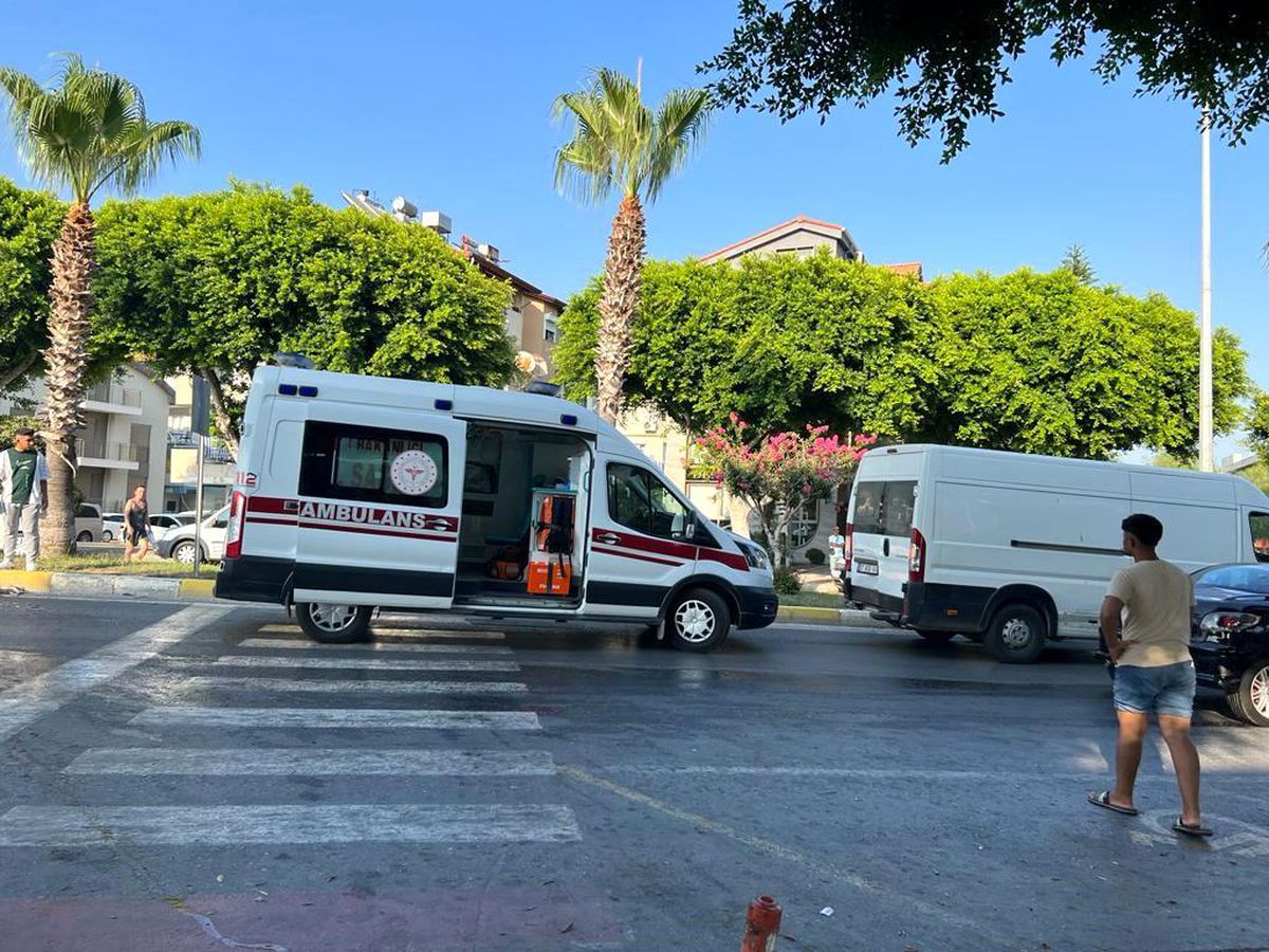 Alanya'da yayaya yol veren kamyonete otomobil çarptı: 2 yaralı