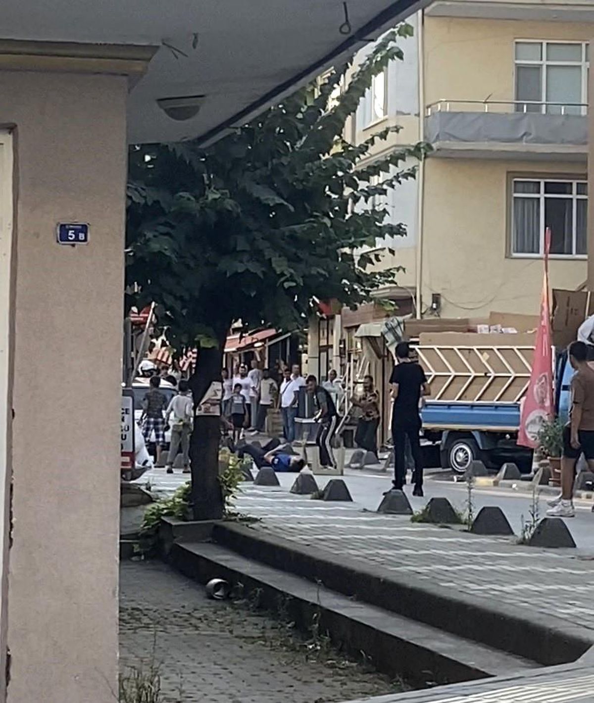 Derince'de Zabıta Memuru ile Karton Toplayıcıları Arasında Kavga Çıktı