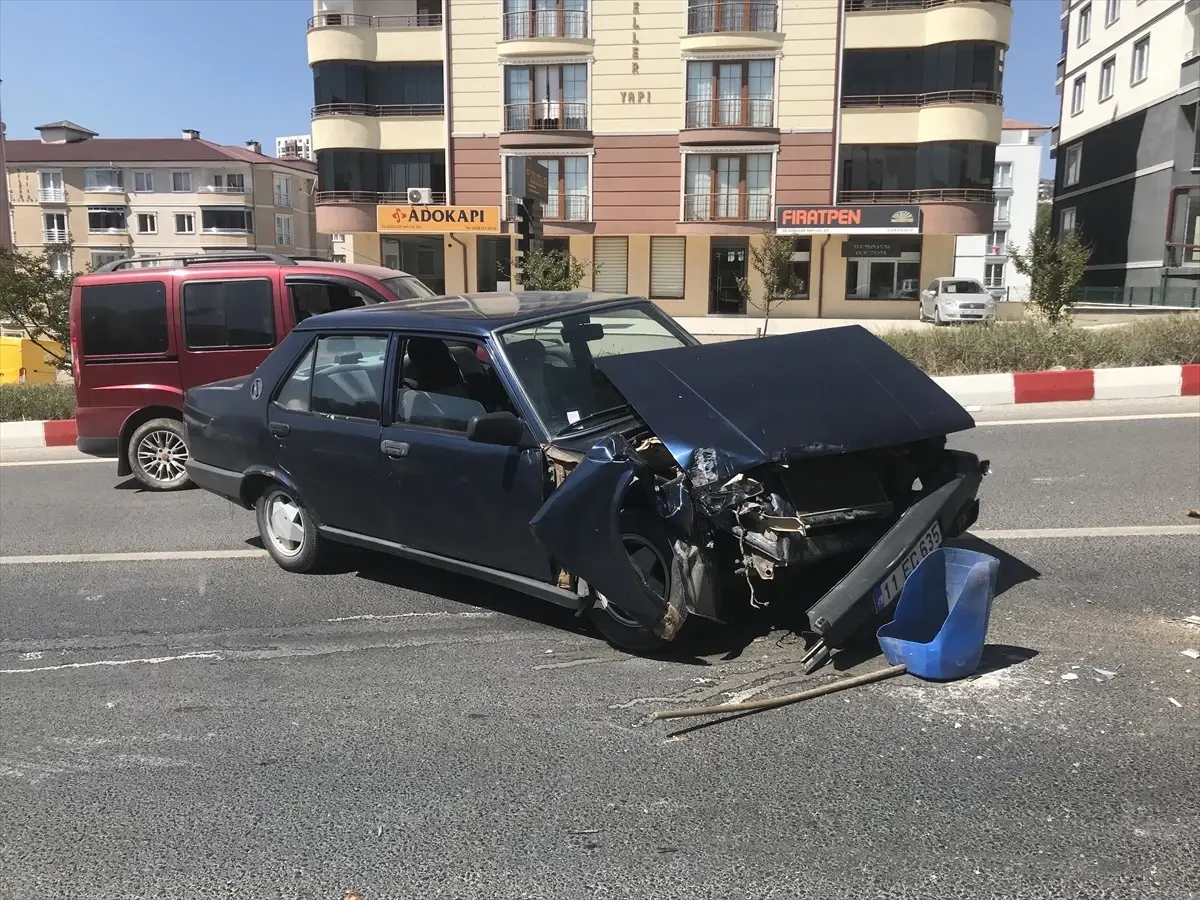 Bilecik'te otomobil ile iş makinesi çarpıştı, 1 kişi yaralandı