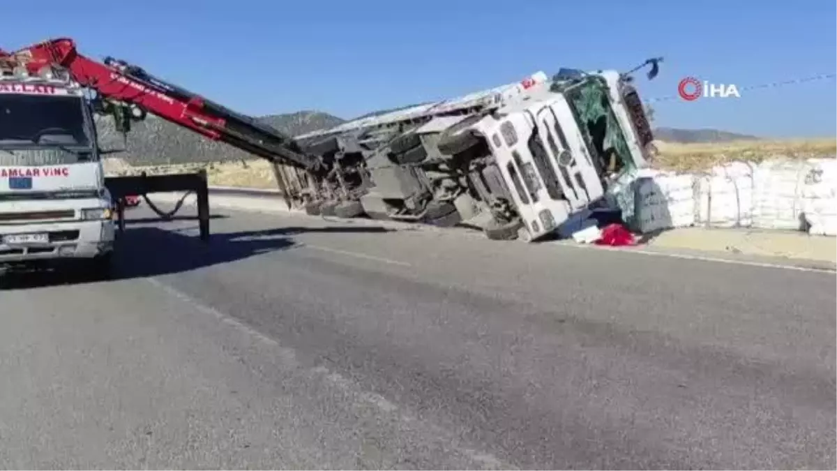 Afyonkarahisar'da Boş Çuval Taşıyan Tır Devrildi: 3 Yaralı