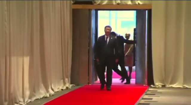 BRICS Zirvesi'nde Çin Devlet Başkanı Şi Cinping'in arkasından kapıyı kapatıp korumalarını dışarda bıraktılar