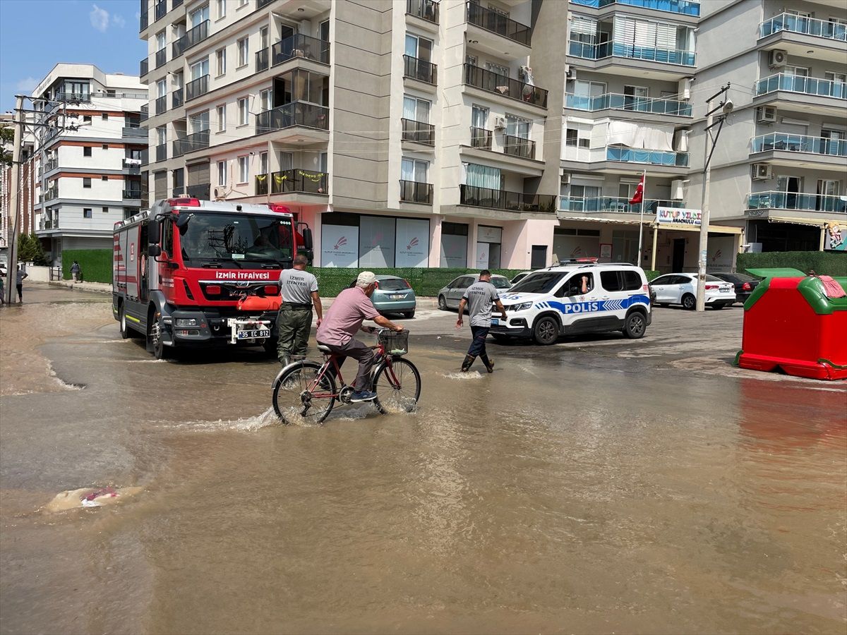 İş makinesi su borusunu patlattı, ev ve iş yerleri su bastı