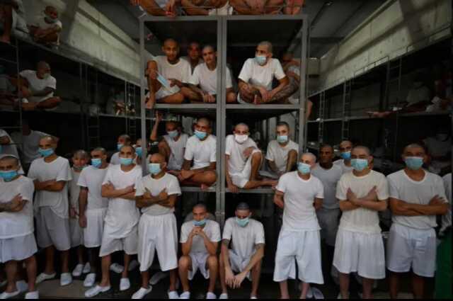 Mahkumların ağır şartlarda sardalya gibi üst üste yığıldığı El Salvador cezaevi yine dünya gündeminde Mahkumların ağır şartlarda sardalya gibi üst üste yığıldığı El Salvador cezaevi yine dünya gündeminde