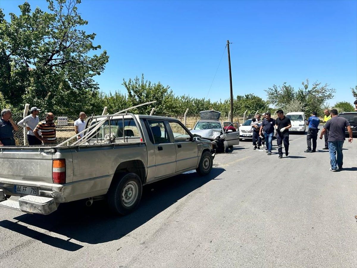 Malatya'da otomobil ile pikap çarpıştı: 6 yaralı