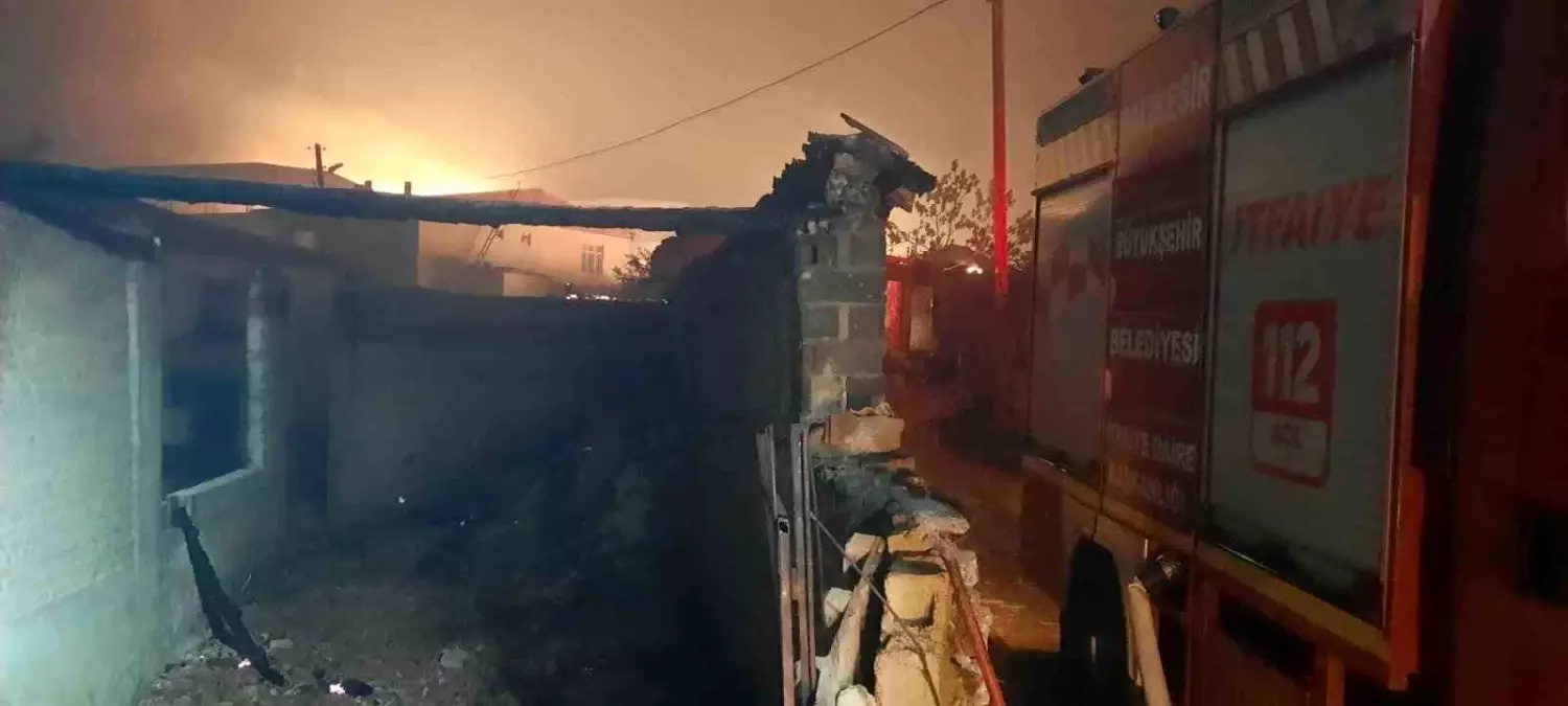 Çanakkale'de orman yangınında evlere büyük hasar