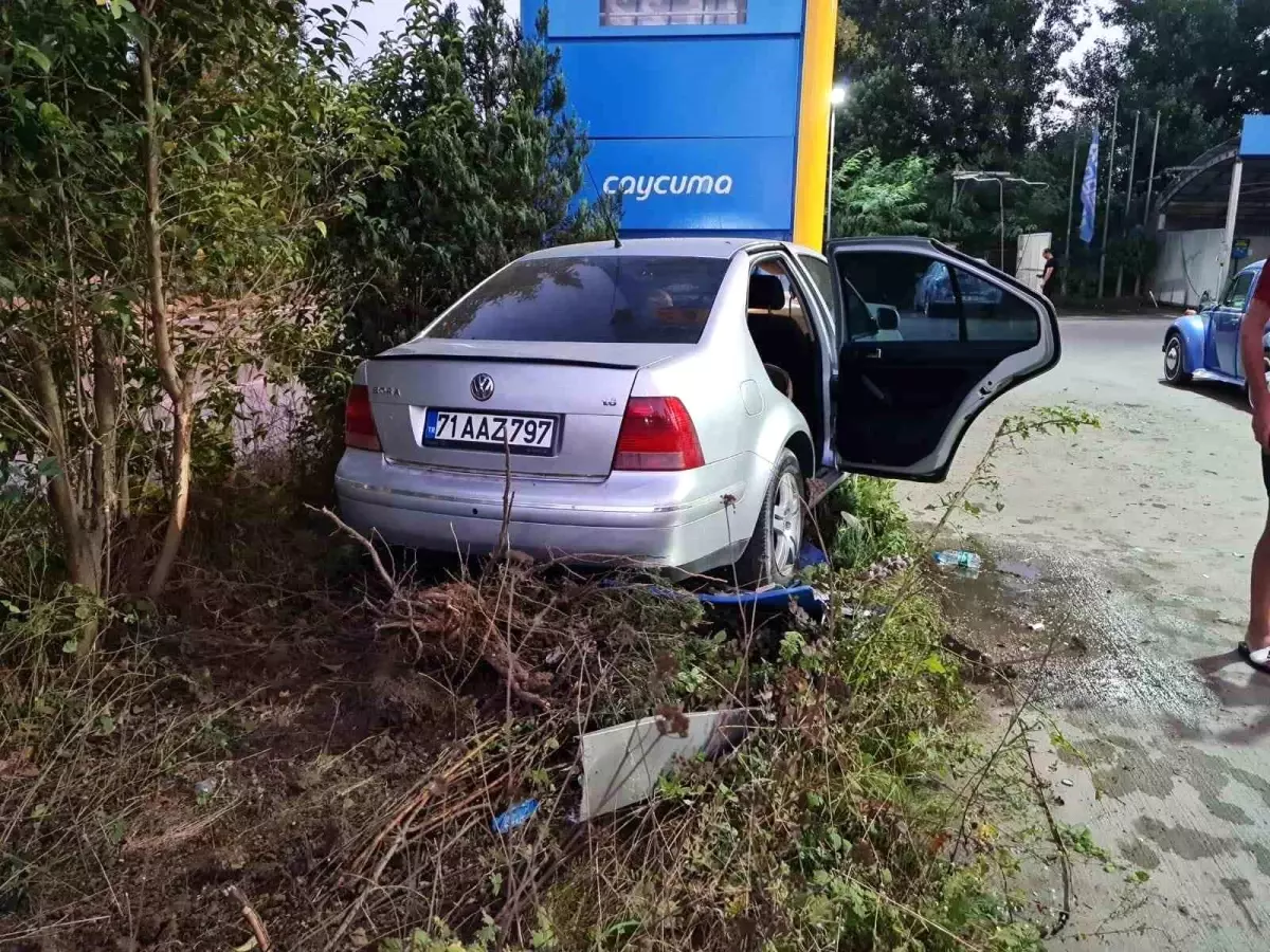 Bartın'da Otomobil Akaryakıt İstasyonunun Işıklı Panosuna Çarptı