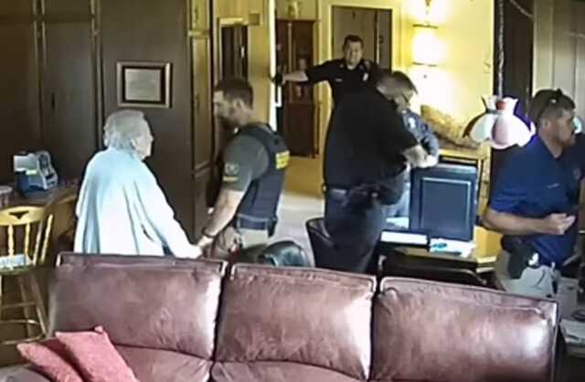 Polisin evine baskın düzenlediği 98 yaşındaki kadın yaşadığı öfke ve stresten dolayı bir kaç saat sonra kalp krizi geçirip öldü