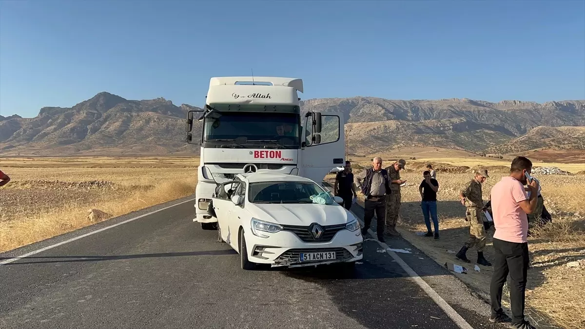 Silopi'de Tırın Otomobile Çarpması Sonucu 1 Kişi Öldü, 2 Kişi Yaralandı