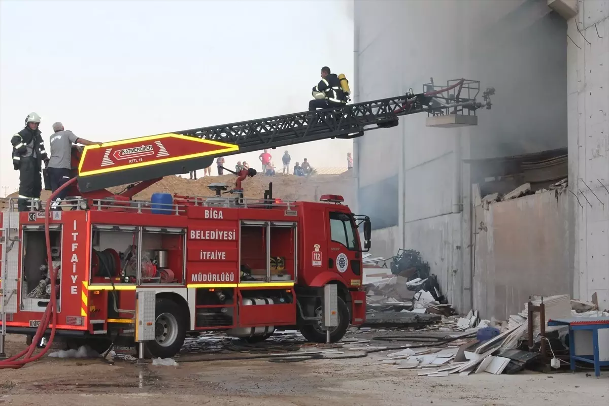 Çanakkale'deki Mobilya Fabrikasında Yangın Söndürüldü