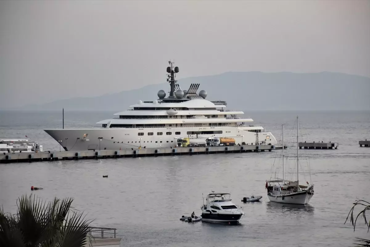 Muğla Bodrum'da Cayman Adaları bayraklı mega yata yakıt ikmali yapıldı