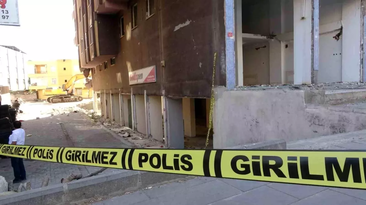 Diyarbakır'da ağır hasarlı binada bir kişi olduğu ihbarı üzerine yıkım durduruldu