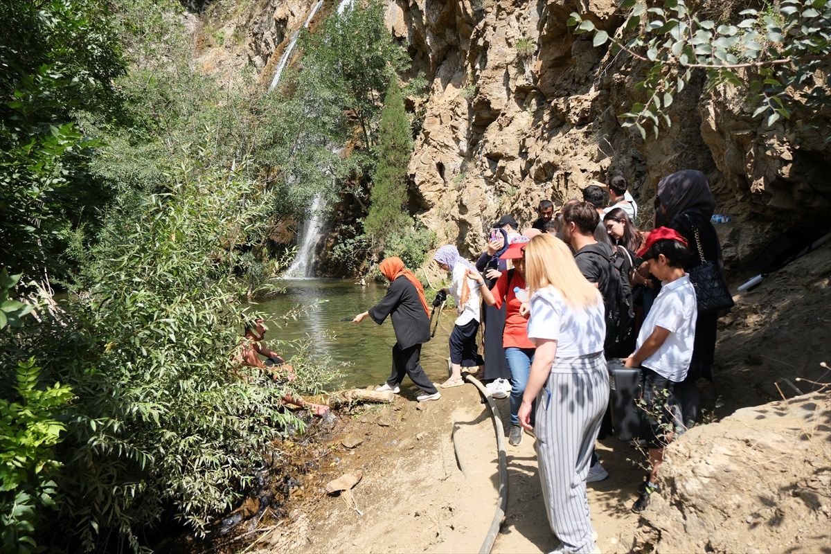 Van Büyükşehir Belediyesi Fotoğrafçılık Kursu Kursiyerleri Saklı Şelale'yi Görüntüledi