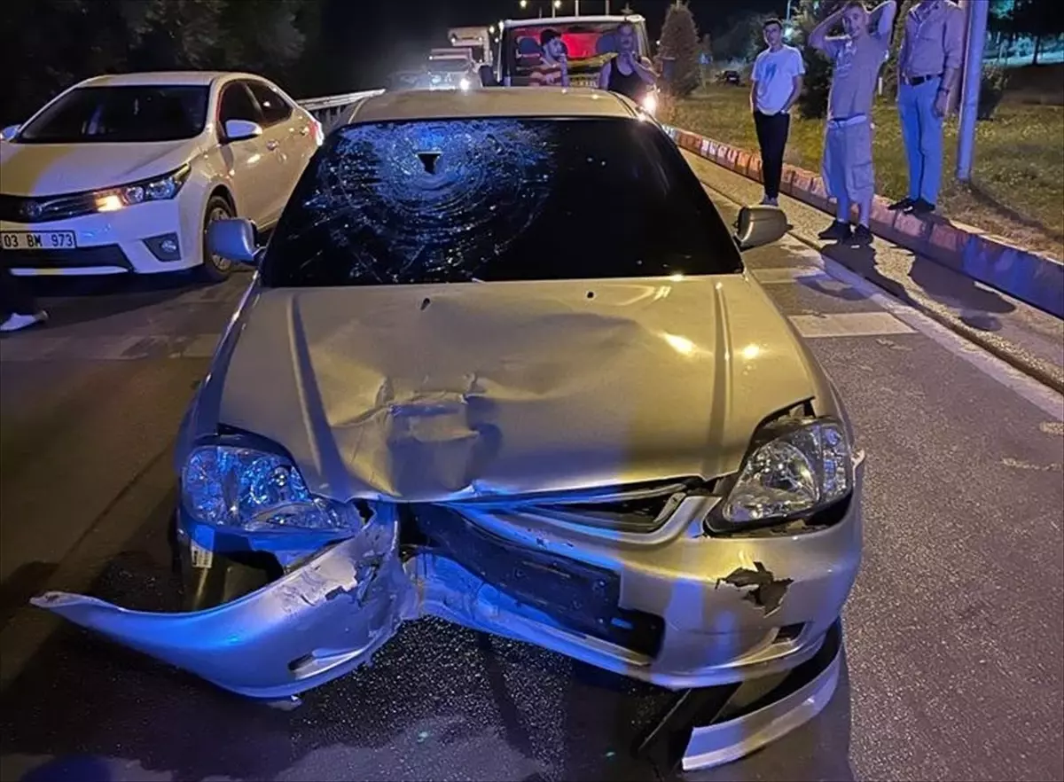 Kütahya'da Otomobil ile Motosiklet Çarpışması: 3 Yaralı