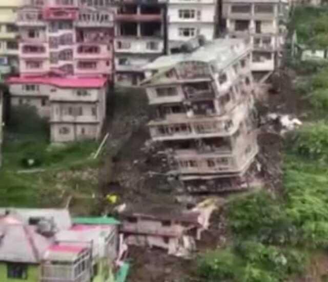 Hindistan'da şiddetli yağış sonrası çok sayıda bina böyle toprağa gömüldü