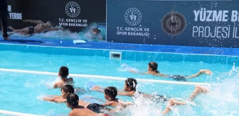 Iğdır'da Yüzme Bilmeyen Çocuklara Portatif Havuzda Eğitim Veriliyor