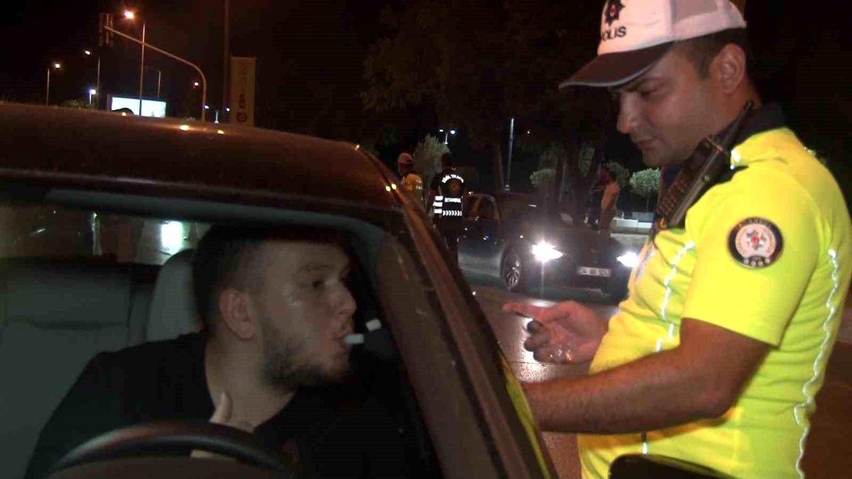 Kadıköy'de gece saatlerinde trafik denetimi yapıldı