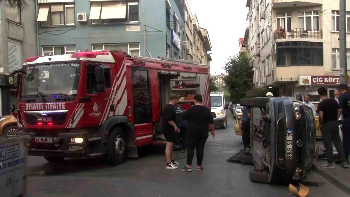 Kadıköy'de Ticari Taksi ile Otomobil Çarpıştı: Bir Yaralı