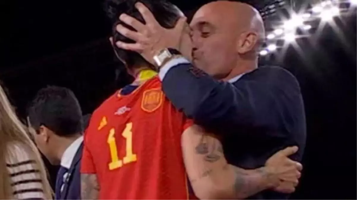 Kadın futbolcuyu zorla dudağından öpen federasyon başkanı hakkında soruşturma başlatıldı