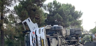 Maltepe'de hafriyat kamyonu devrildi, 2 işçi yaralandı