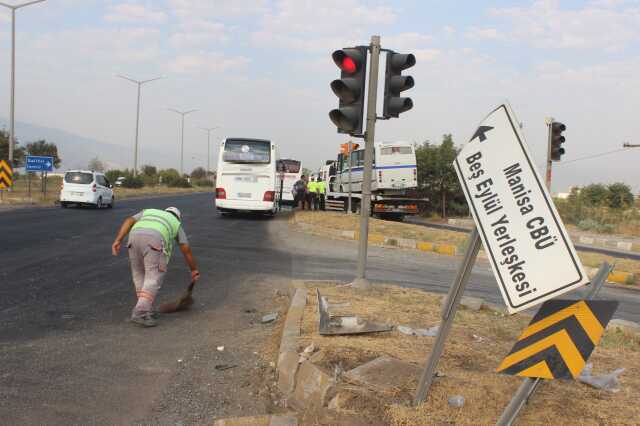 Manisa'da otobüs ve minibüs çarpıştı: 11 yaralı