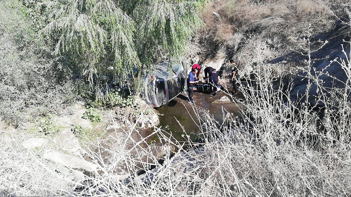 Niksar'da devrilen otomobilin sürücüsü yaralandı