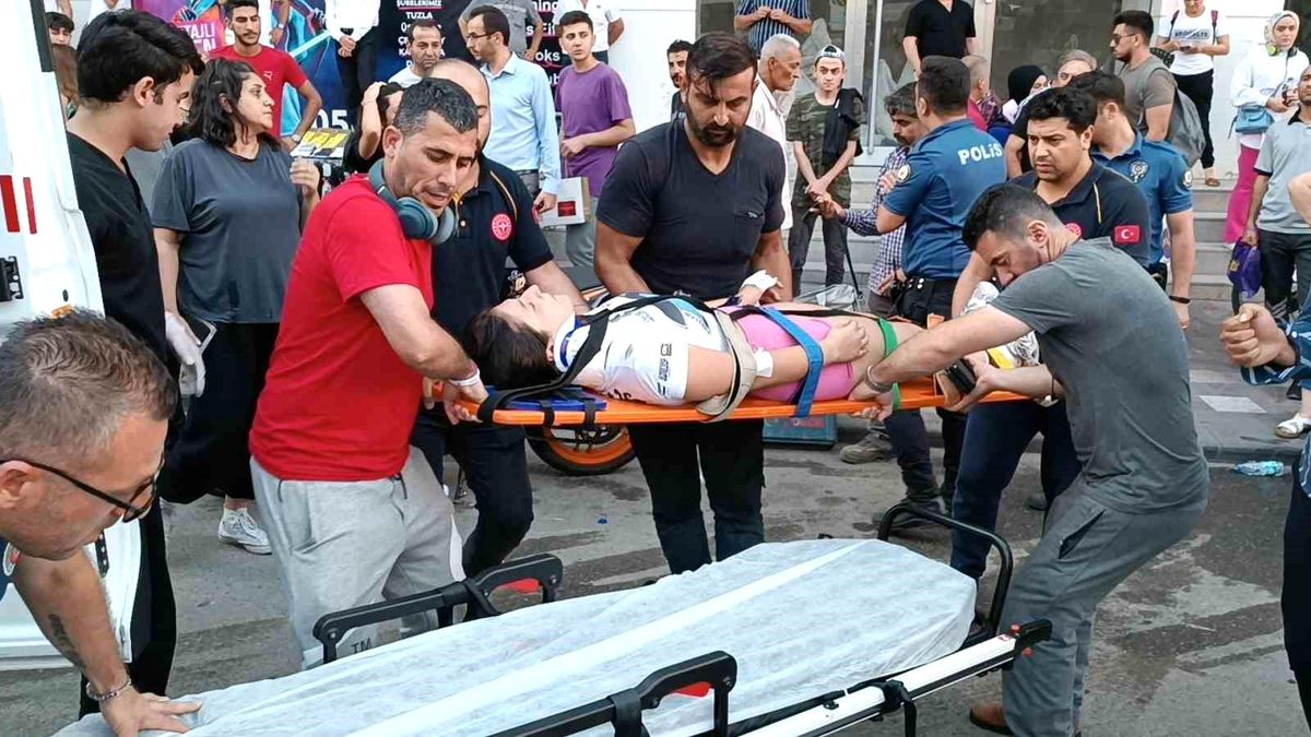 Gebze'de motosiklet otomobile çarptı: 2 yaralı